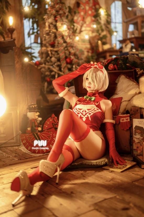 櫻花妹COS《尼爾》2B圣誕裝：大秀身材