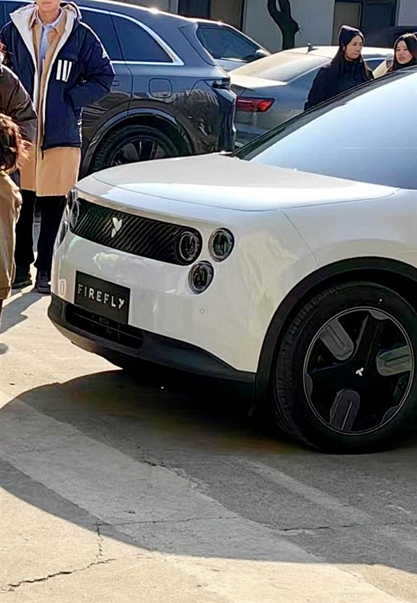行業(yè)首創(chuàng)“三眼燈” ：蔚來螢火蟲白色實車首次曝光