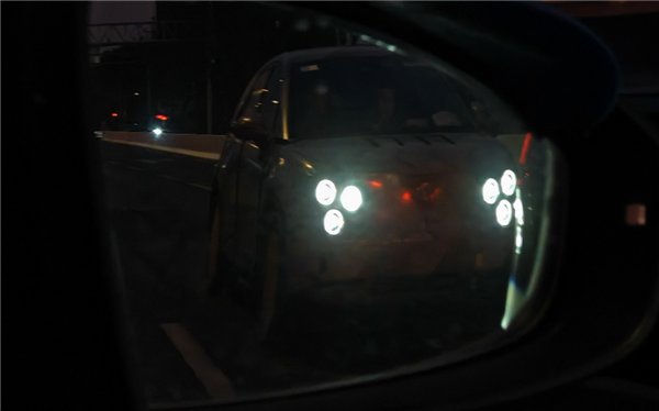 行業(yè)首創(chuàng)“三眼燈” ：蔚來螢火蟲白色實車首次曝光
