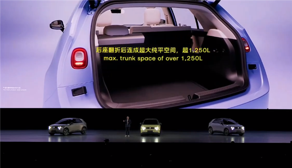 行業(yè)首創(chuàng)“三眼燈” ：蔚來螢火蟲白色實車首次曝光