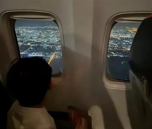 年僅3歲 韓國(guó)空難小遇難者生前后照片：飛機(jī)上向窗外張望