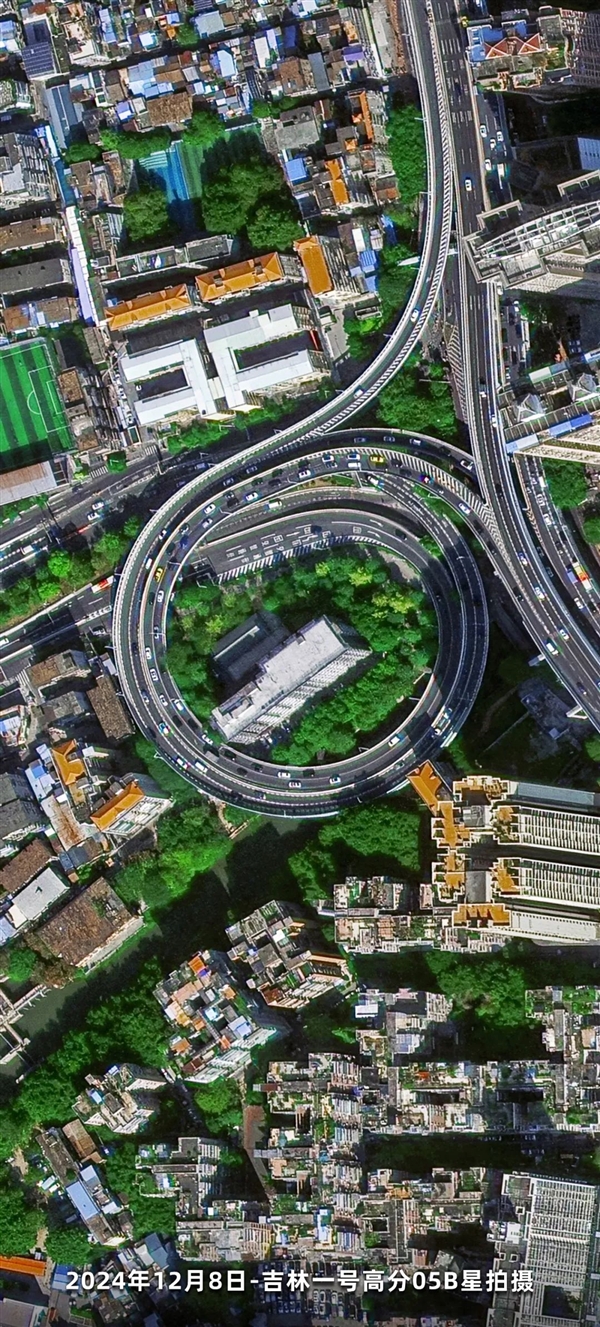 衛(wèi)星眼中的強釘子戶：一座小房子 劈開高速路