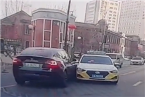 出租車和特斯拉路怒對罵 特斯拉一腳油門撞了上去