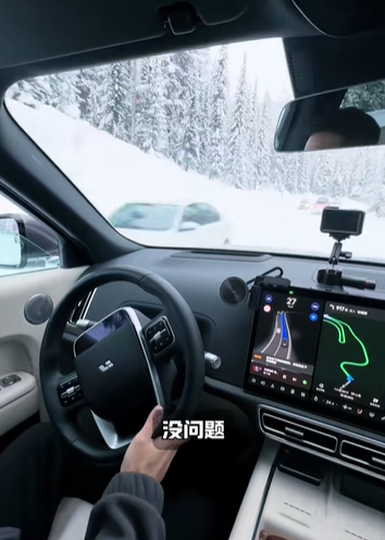理想7.0系統(tǒng)升級(jí)后真的強(qiáng)！漫天白雪不見(jiàn)標(biāo)志線依然絲滑NOA