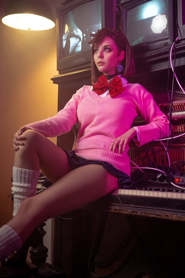 俄美女Cos《生化危機8》八尺夫人：完美性感好身材