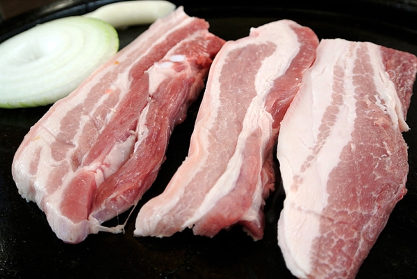 快告訴父母：真的別再把肉泡水里解凍了！