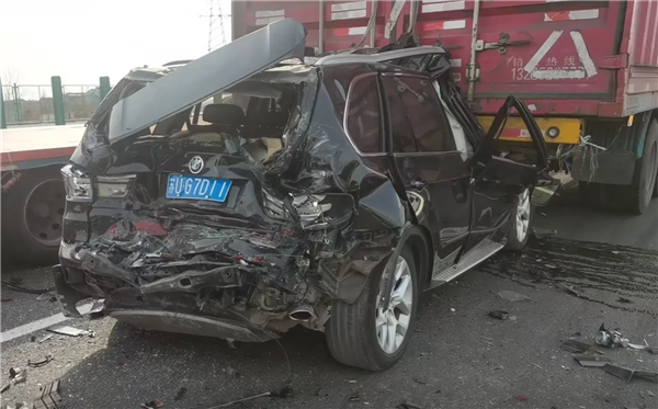 寶馬被追尾撞進(jìn)貨車底 車主稱座椅秒放倒自己僅輕傷