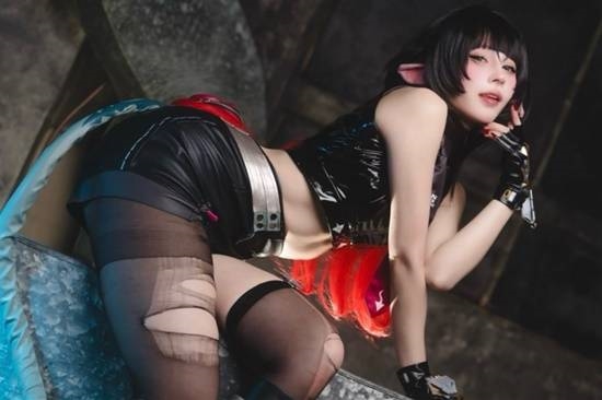 櫻花妹COS《絕區(qū)零》簡杜：身材服裝完美還原