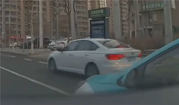 叫囂三者300萬什么都能賠 男子逆行又插隊(duì)逼停出租車：罰款+記分
