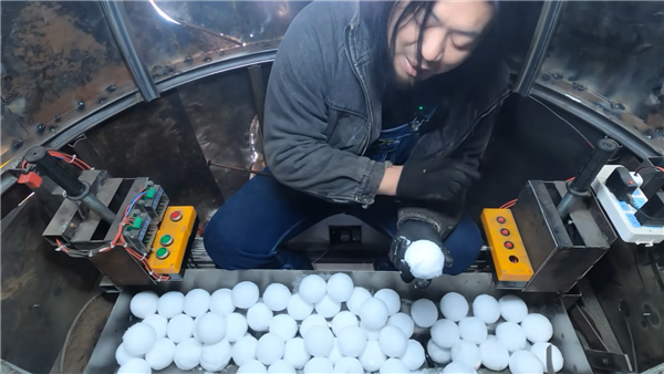 手工耿招財(cái)貓打雪仗機(jī)甲霸氣登場(chǎng) 網(wǎng)友：僵王博士