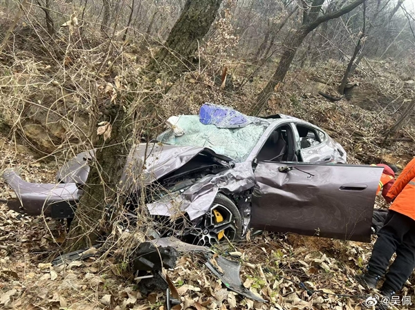 路面不平致小米SU7翻下路邊嚴(yán)重受損：車(chē)內(nèi)人沒(méi)事