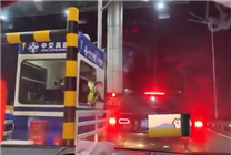 奔馳SUV卡點免費下高速失?。撼?分鐘不愿意給錢