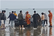 特斯拉Model 3深陷海灘：越野車、皮卡救援無果 還得鏟車上！