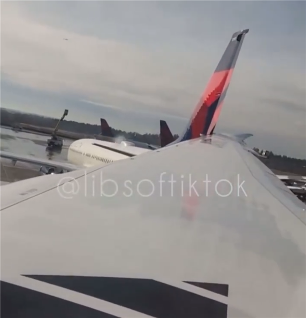 美國一機場再發(fā)事故：兩架波音客機滑行中機翼相撞