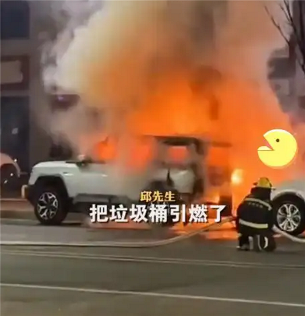 40多萬新車方程豹豹8被小孩引燃 車主又訂了一輛：我就喜歡這車