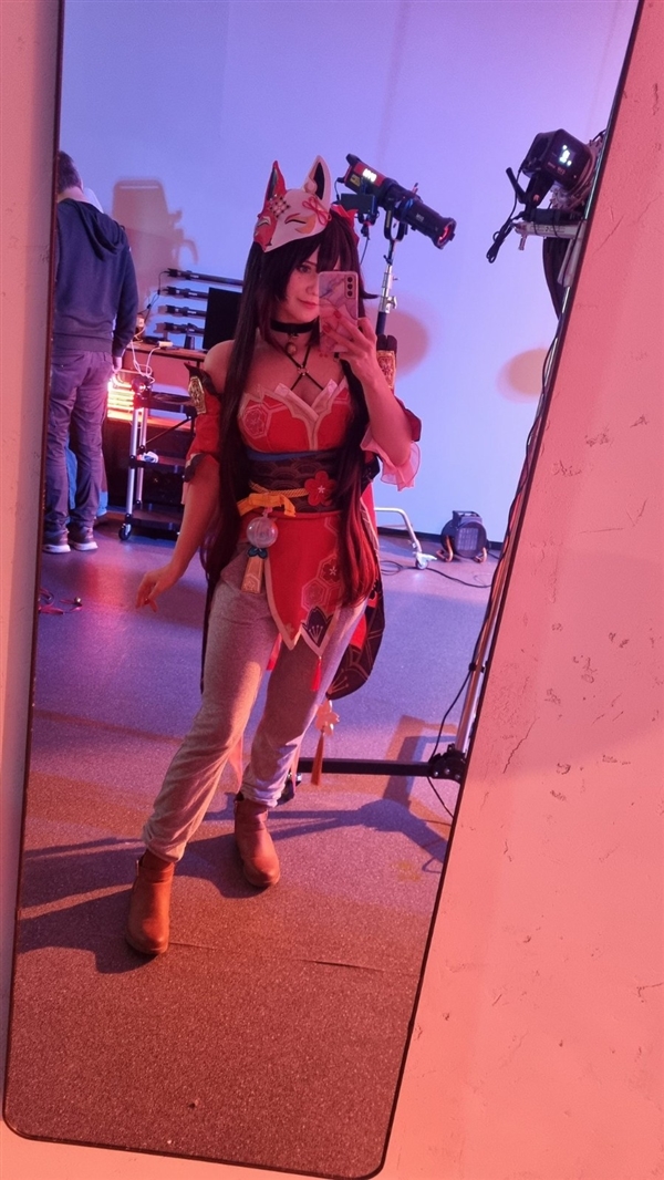 德國美女Cos《巫師3》希里蒸桑拿：性感誘人