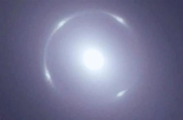 完美的“愛因斯坦環(huán)”被發(fā)現(xiàn)：來自44.2億光年外的光