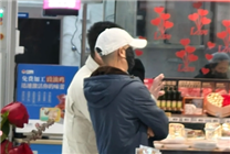 馬云現(xiàn)身長(zhǎng)沙盒馬門店：頭戴鴨舌帽 微笑與員工合影