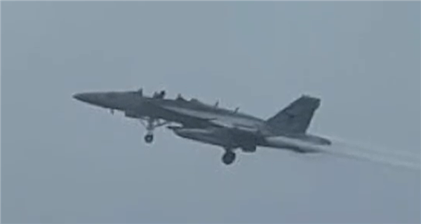 美國(guó)又一架飛機(jī)墜毀：一頭扎進(jìn)海中、掀起巨大浪花