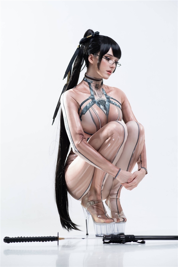 拉脫維亞美女Cos《星刃》女主伊芙：膚質(zhì)戰(zhàn)衣太性感