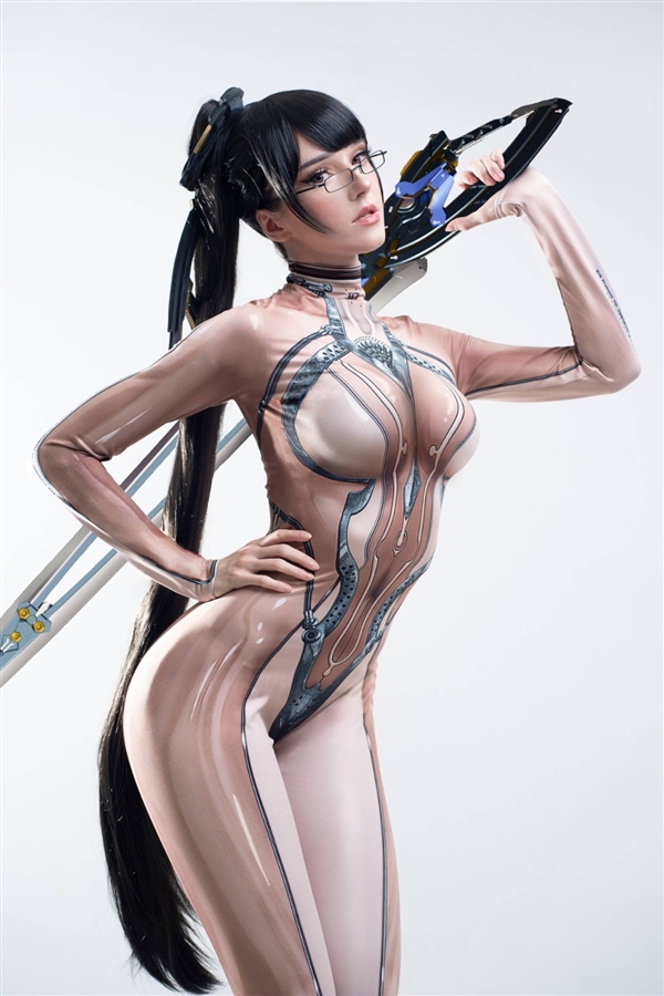 拉脫維亞美女Cos《星刃》女主伊芙：膚質(zhì)戰(zhàn)衣太性感