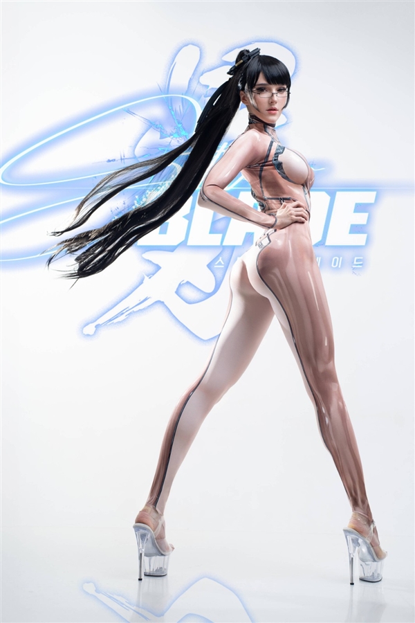 拉脫維亞美女Cos《星刃》女主伊芙：膚質(zhì)戰(zhàn)衣太性感