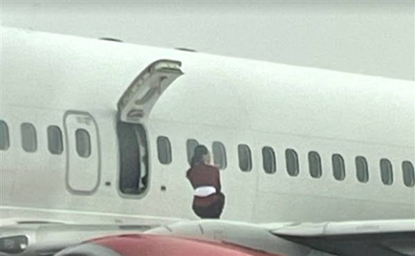 畫面離譜！韓國多名空姐打開應急艙門還站機翼穿制服自拍 航司官方回應