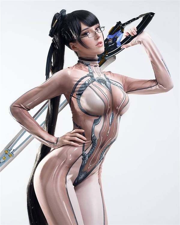 拉脫維亞美女Cos《星刃》女主伊芙：膚質(zhì)戰(zhàn)衣太性感
