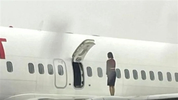 畫面離譜！韓國多名空姐打開應急艙門還站機翼穿制服自拍 航司官方回應