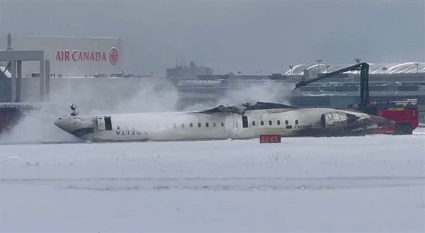 載80人美客機(jī)著陸倒翻 乘客驚慌爬出：現(xiàn)場視頻曝光