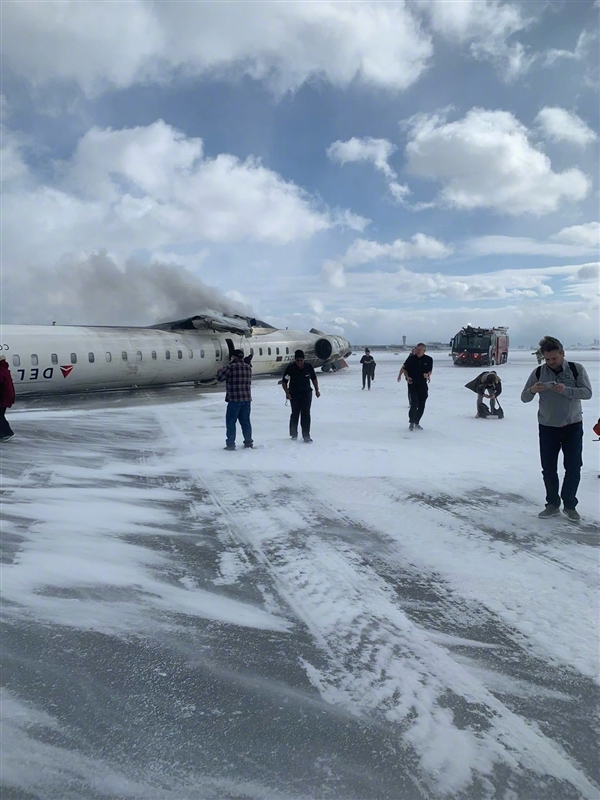 載80人美客機(jī)著陸倒翻 乘客驚慌爬出：現(xiàn)場視頻曝光