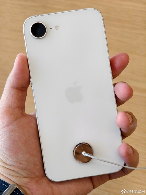 4499元開賣！iPhone 16e黑、白兩色真機(jī)圖一覽：黑邊寬到窒息