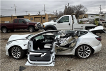 特斯拉Model 3被側(cè)翻重卡壓頂 車主無傷后又買一輛