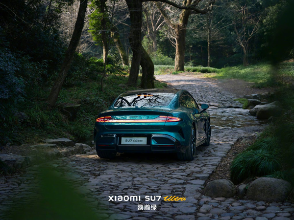 小米 SU7 Ultra 第三款車身配色揭曉：豪華色系“鸚鵡綠”
