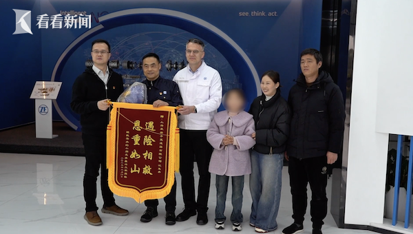 上海嘉定：兒童落水驚險(xiǎn)瞬間，男子英勇施救，驚！上海小區(qū)兒童落水，男子神速救援