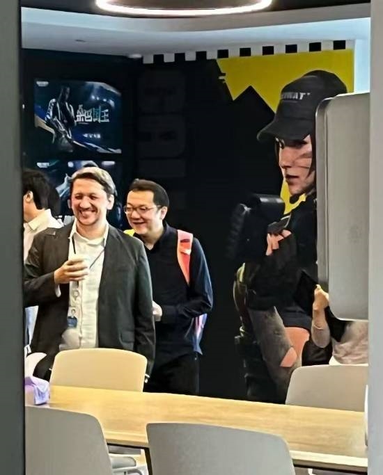 宮崎英高疑現(xiàn)身騰訊深圳辦公室！笑容滿面非常開心