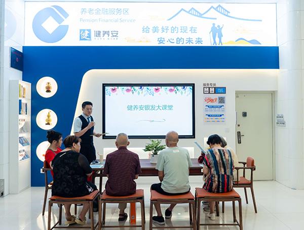 建行重慶分行“學(xué)雷鋒”：金融服務(wù)的全方位探索