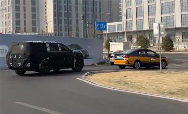 小孩哥喊話雷軍出一款全家出行的車(chē)：已在測(cè)試 預(yù)計(jì)明年發(fā)
