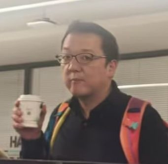 宮崎英高疑現(xiàn)身騰訊深圳辦公室！笑容滿面非常開心