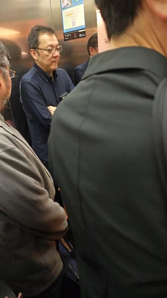 宮崎英高疑現(xiàn)身騰訊深圳辦公室！笑容滿面非常開心