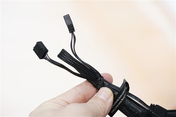 獨立磁吸IPS液晶屏！超頻三銀翼DT360水冷散熱器圖賞