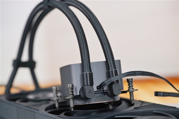 獨立磁吸IPS液晶屏！超頻三銀翼DT360水冷散熱器圖賞