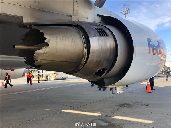 美國(guó)波音767飛機(jī)撞鳥(niǎo)后空中噴火：發(fā)動(dòng)機(jī)已徹底報(bào)廢