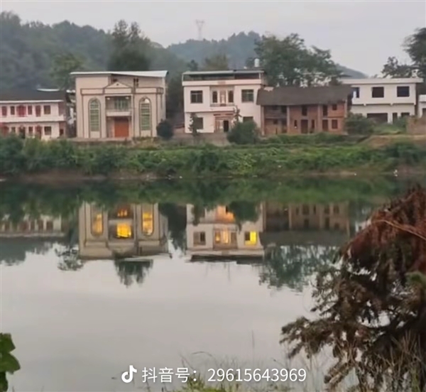 大樓沒開燈湖中影子卻“燈火通明” ：專家解釋神秘倒影成因