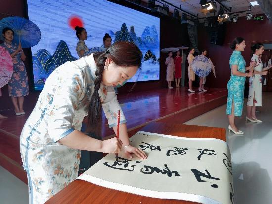 “玫瑰書香”活動開啟，庫爾勒女職工風采盡顯