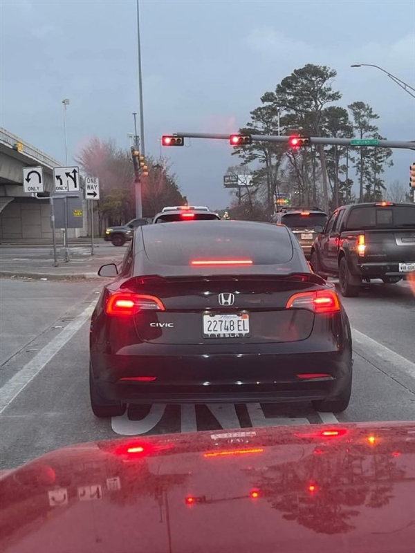 車主被迫換標等！美國民眾街頭公開打砸特斯拉 特朗普發(fā)話了