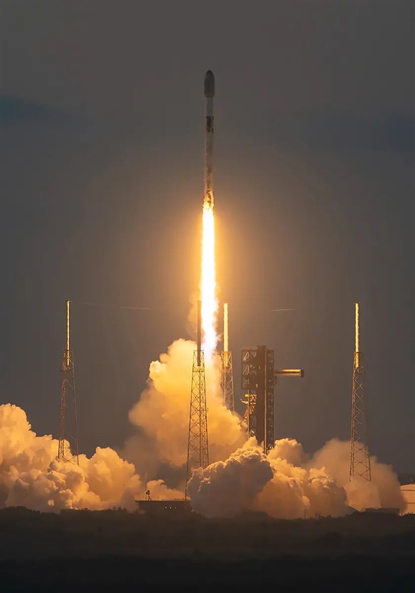 SpaceX 13小時(shí)內(nèi)創(chuàng)紀(jì)錄3連發(fā)！拯救被困宇航員、一箭74星