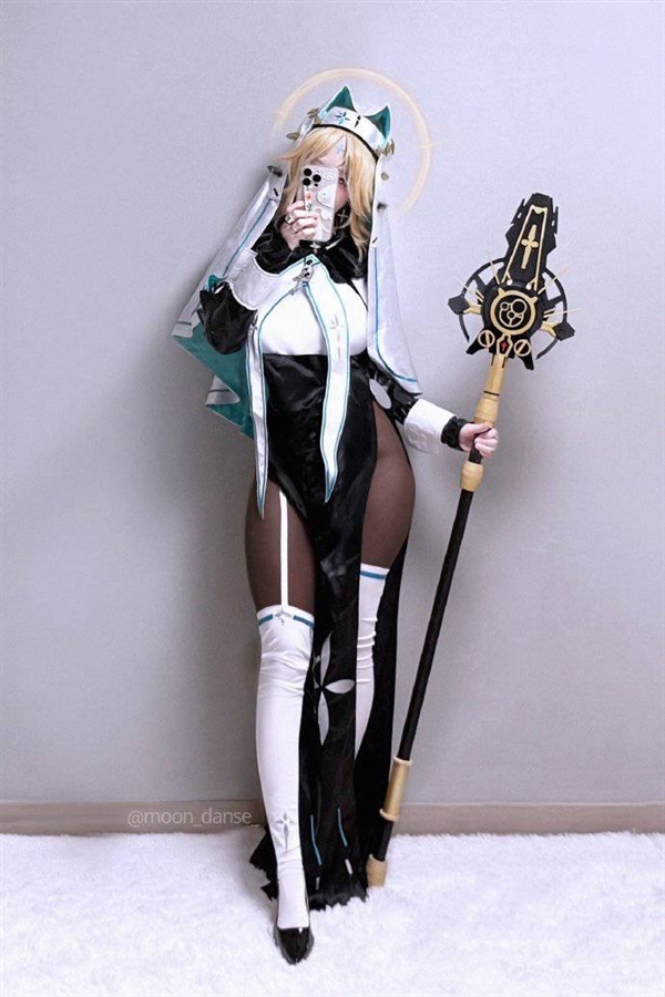 《妮姬》美術(shù)組成員Cos美圖 身材和服裝完美還原
