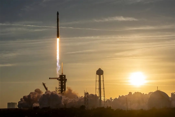 SpaceX 13小時(shí)內(nèi)創(chuàng)紀(jì)錄3連發(fā)！拯救被困宇航員、一箭74星