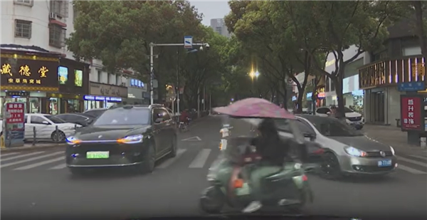 理想車主偶遇問界M9極限AEB救人：行車記錄儀拍下全過程